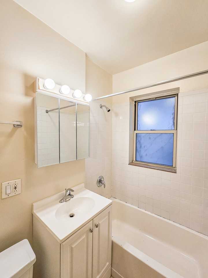 1100 W Roscoe St #16 - Photo 5 of 6