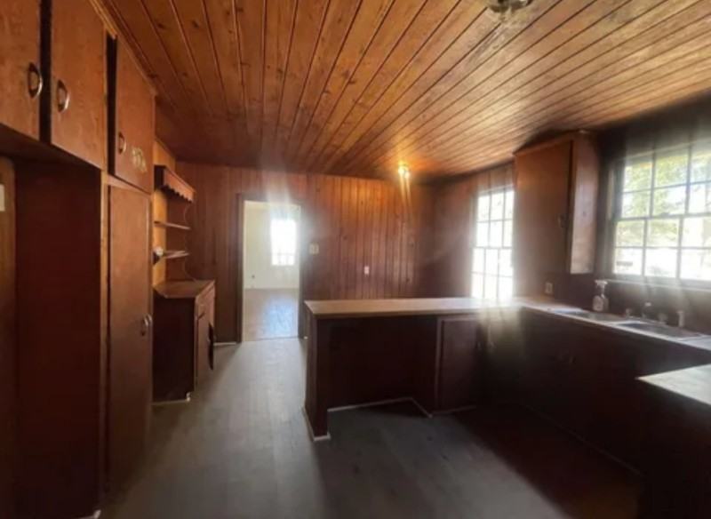 2404 S Walnut St - Photo 3 of 8