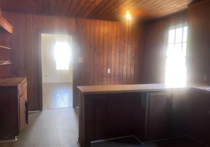 2404 S Walnut St - Photo 5 of 8