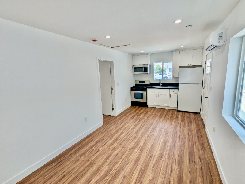 23324 Maltby Pl - Photo 2 of 8