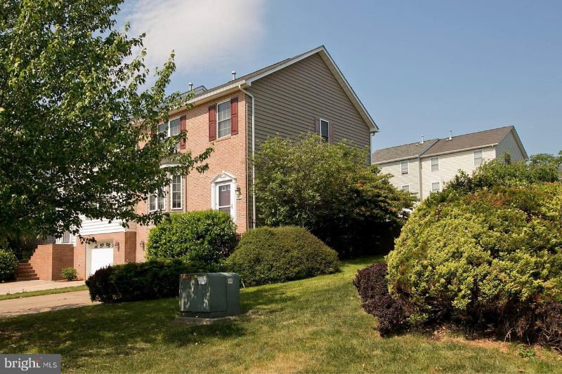 2079 Honeysuckle Ln - Photo 2 of 20