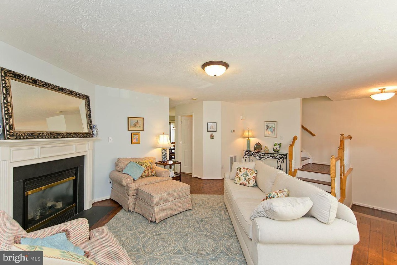 2079 Honeysuckle Ln - Photo 3 of 20