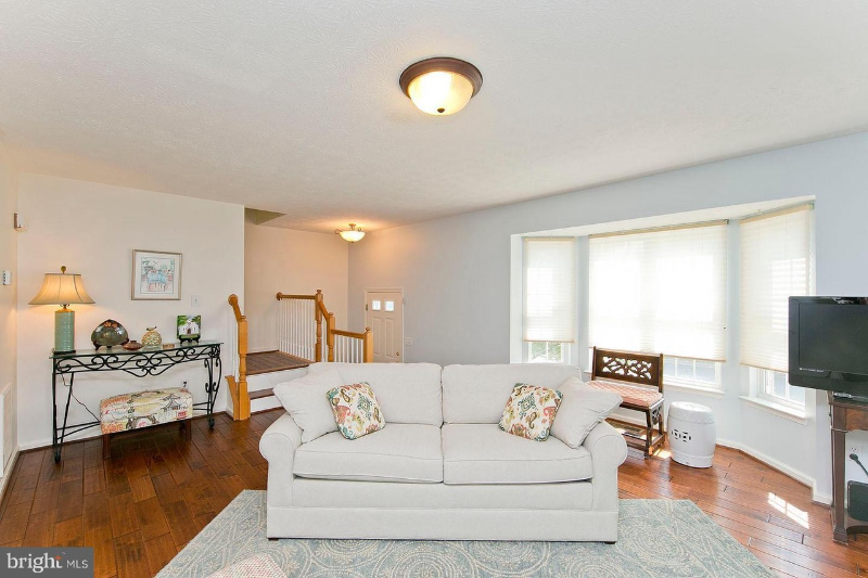 2079 Honeysuckle Ln - Photo 4 of 20