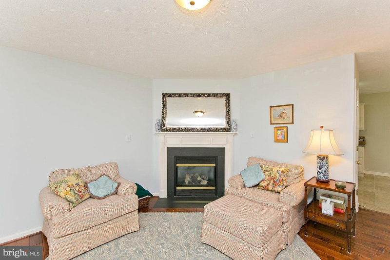 2079 Honeysuckle Ln - Photo 5 of 20