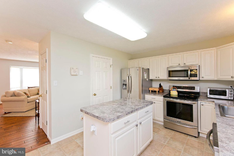 2079 Honeysuckle Ln - Photo 6 of 20