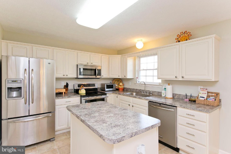 2079 Honeysuckle Ln - Photo 7 of 20