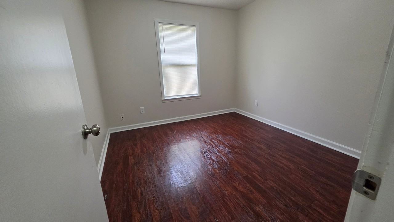 613 Mcwhirter Ave - Photo 3 of 8