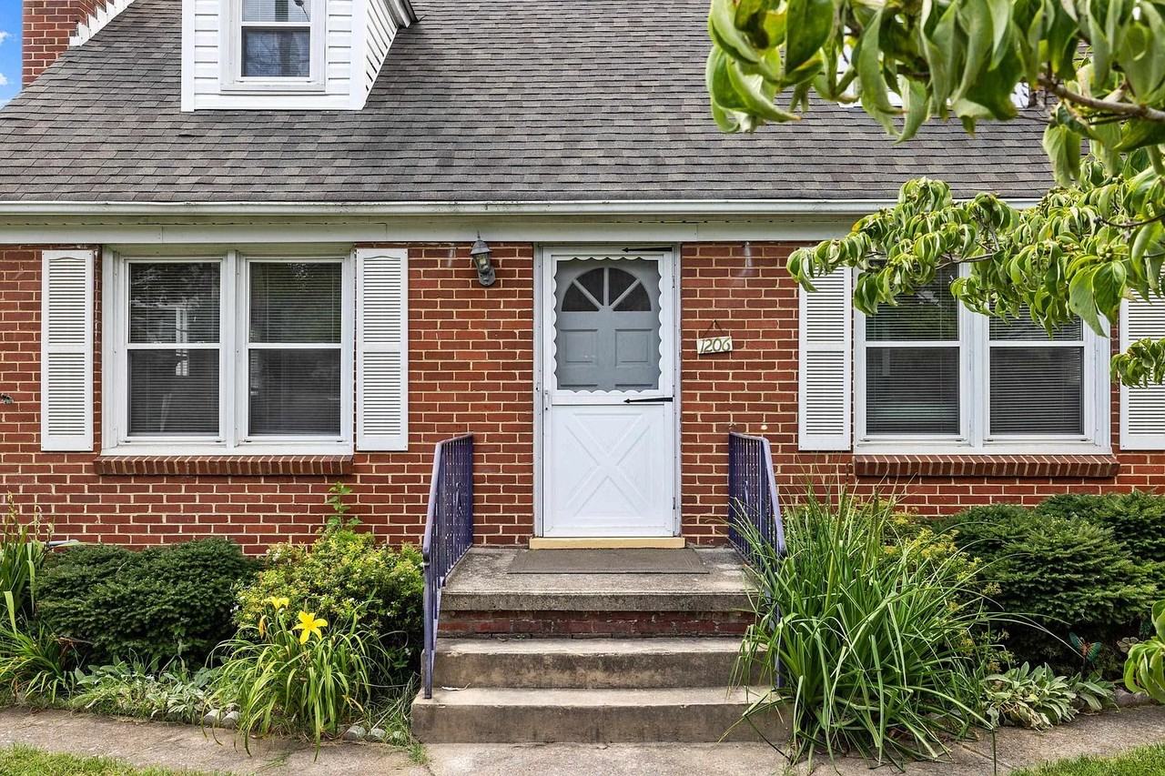 1206 Spring Hill Rd - Photo 2 of 18