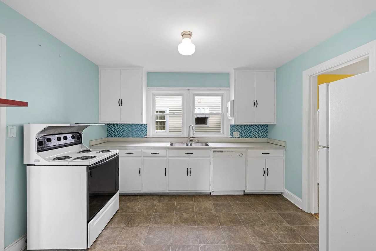 1206 Spring Hill Rd - Photo 7 of 18