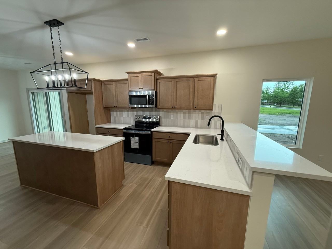 405 W Allison St - Photo 4 of 13