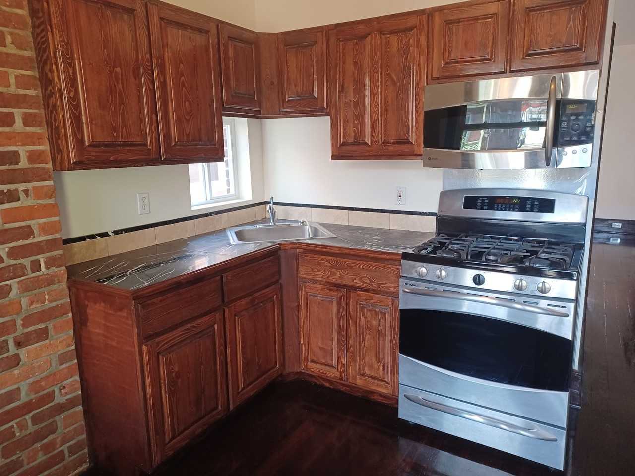 268 Bond St #268BONDST - Photo 3 of 20