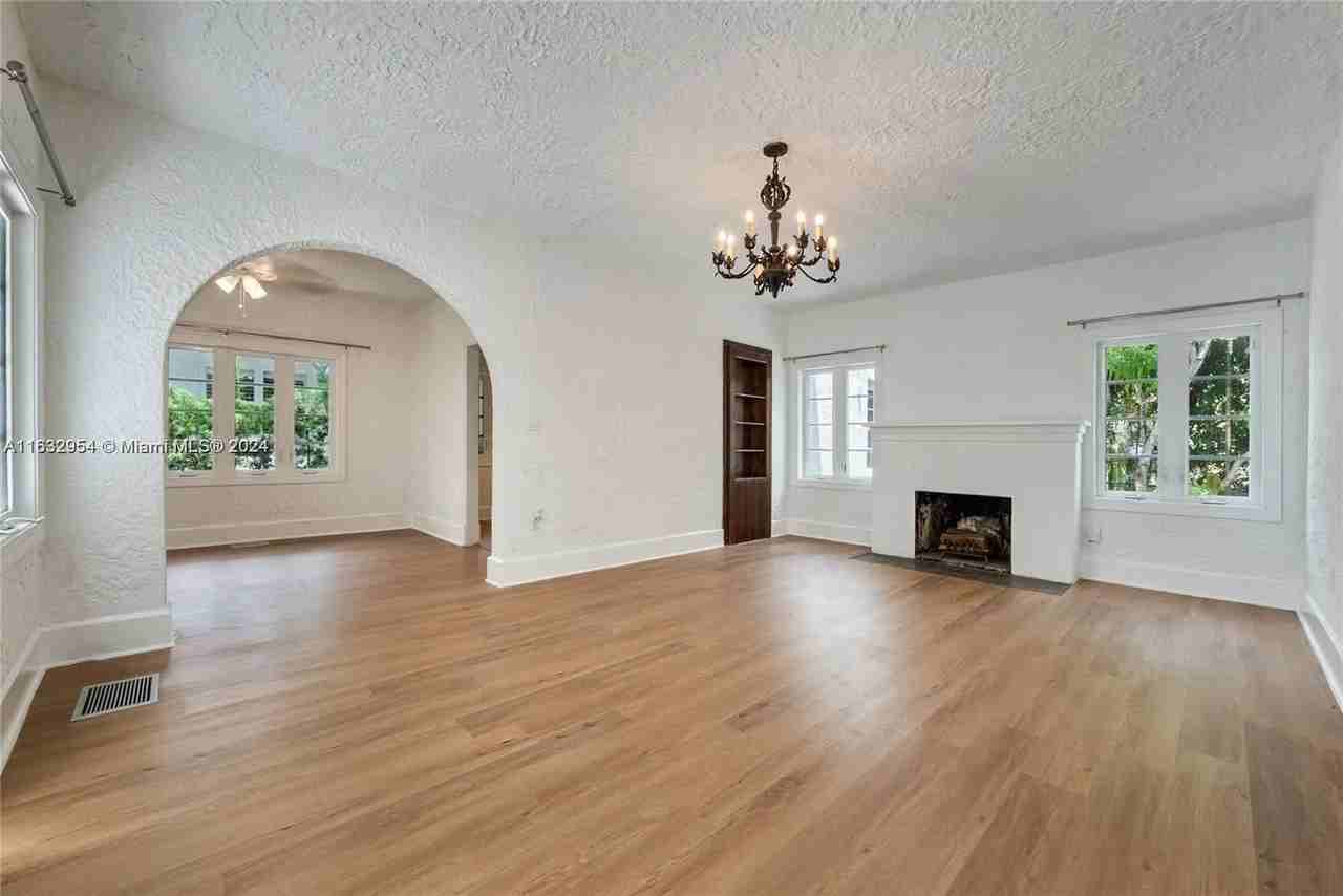 633 Alcazar Ave - Photo 7 of 19