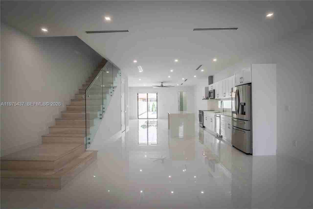3107 Sw 26th St - Photo 3 of 20