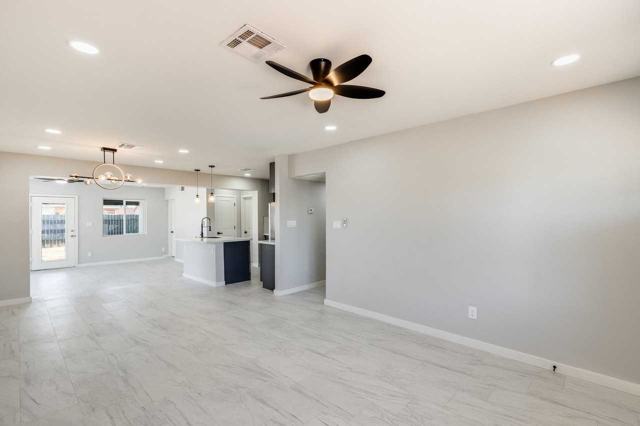 6715 N 32nd Dr - Photo 4 of 11