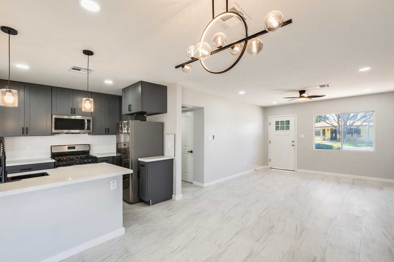 6715 N 32nd Dr - Photo 6 of 11