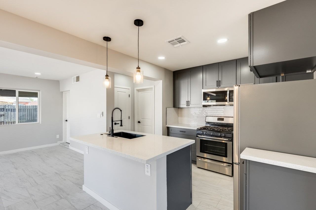 6715 N 32nd Dr - Photo 7 of 11