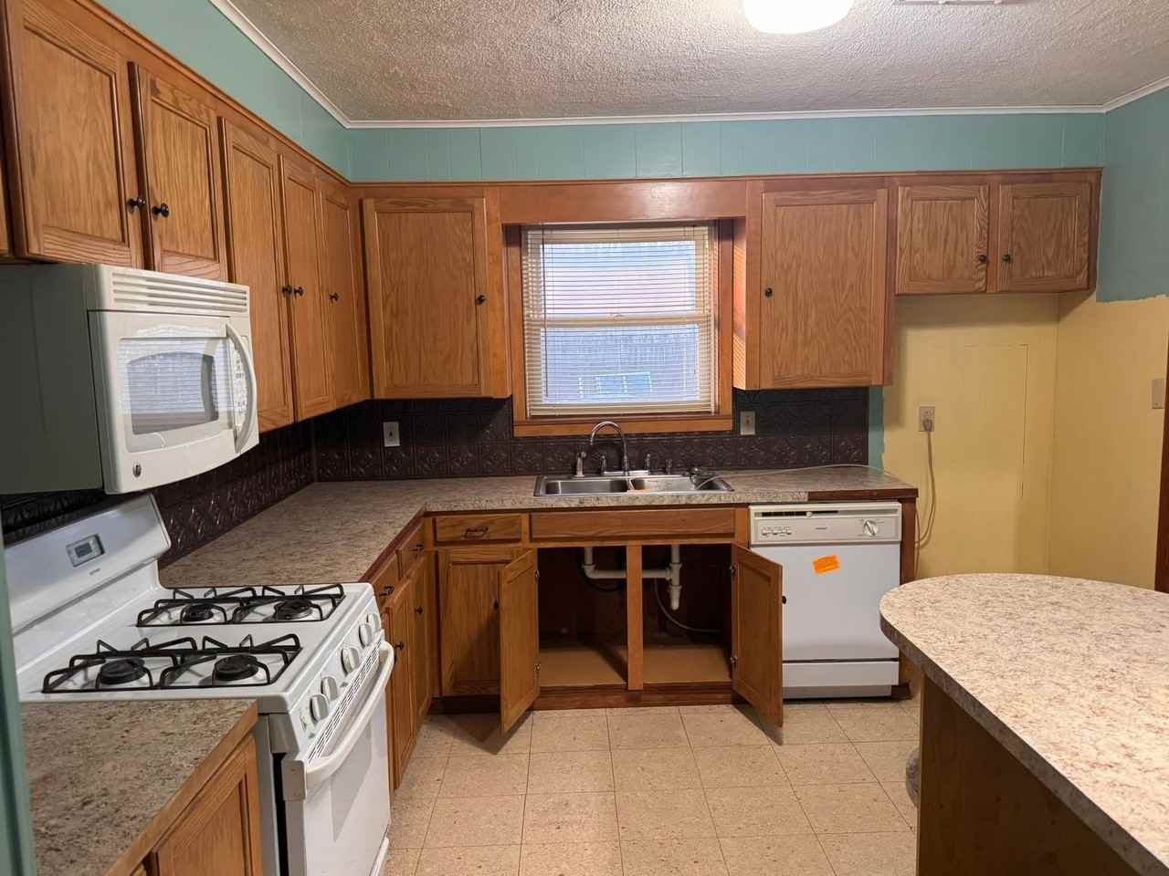 196 Burney Dr - Photo 4 of 8