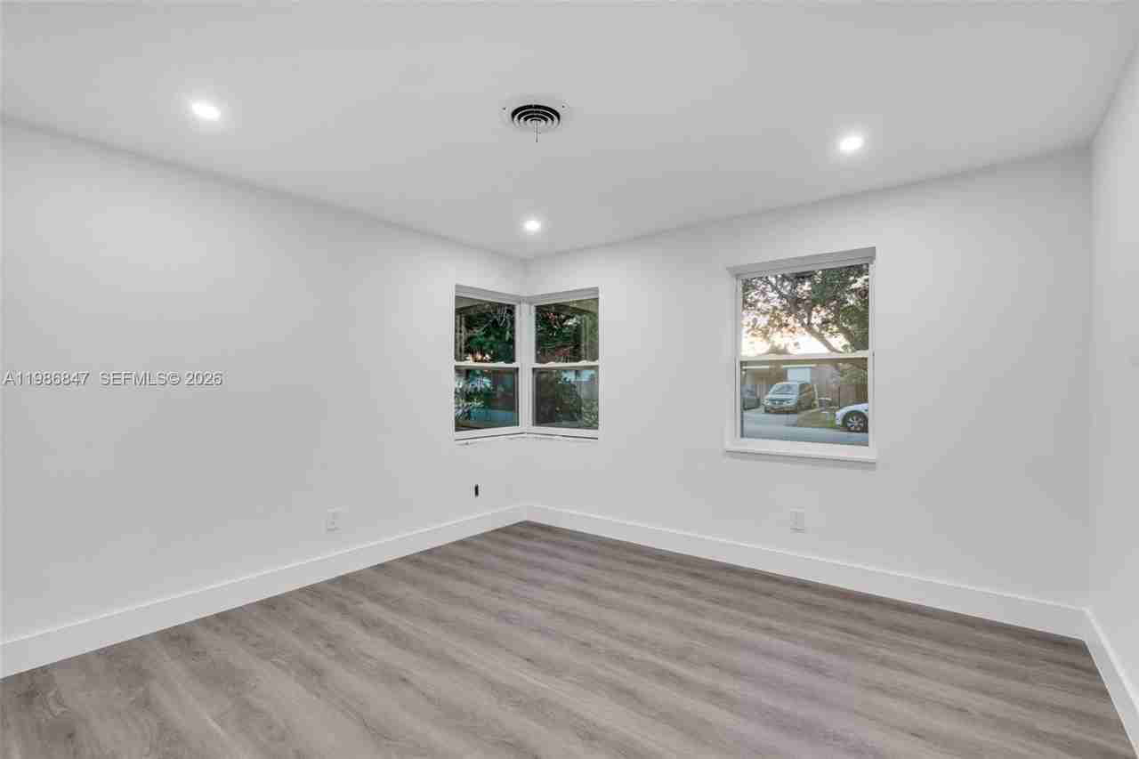 3180 Northeast 10th Terrace - Photo 3 of 25