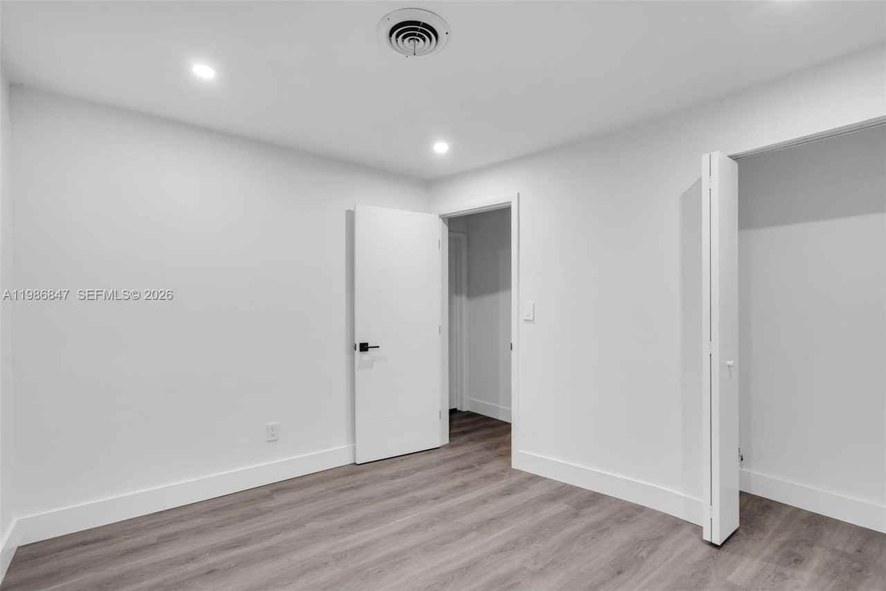 3180 Northeast 10th Terrace - Photo 5 of 25