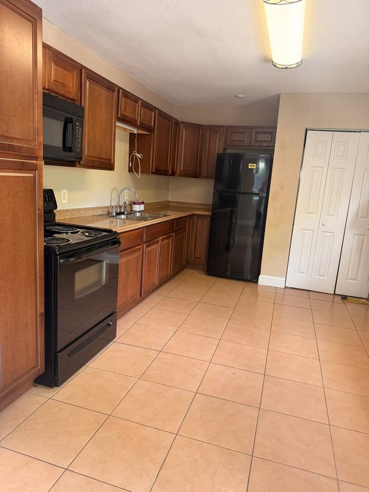 2110 Willow St #C - Photo 2 of 13