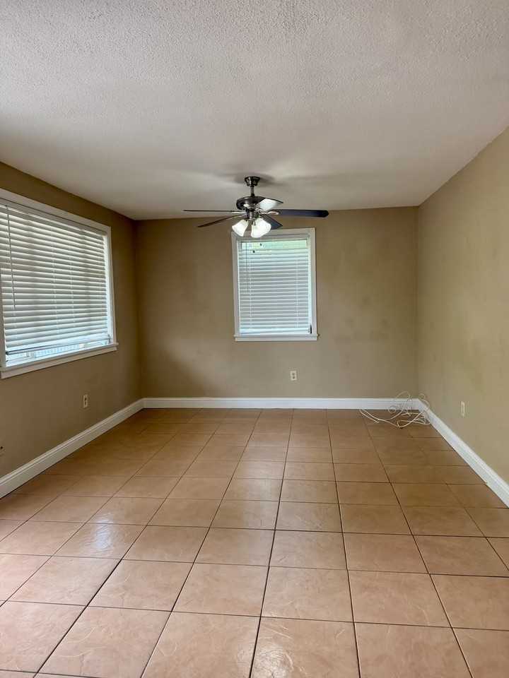 2110 Willow St #C - Photo 3 of 13