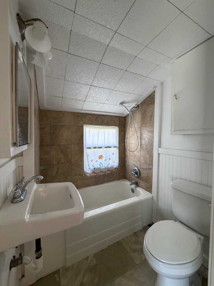 2434 1/2 Mcmillan Ct #NA - Photo 3 of 7