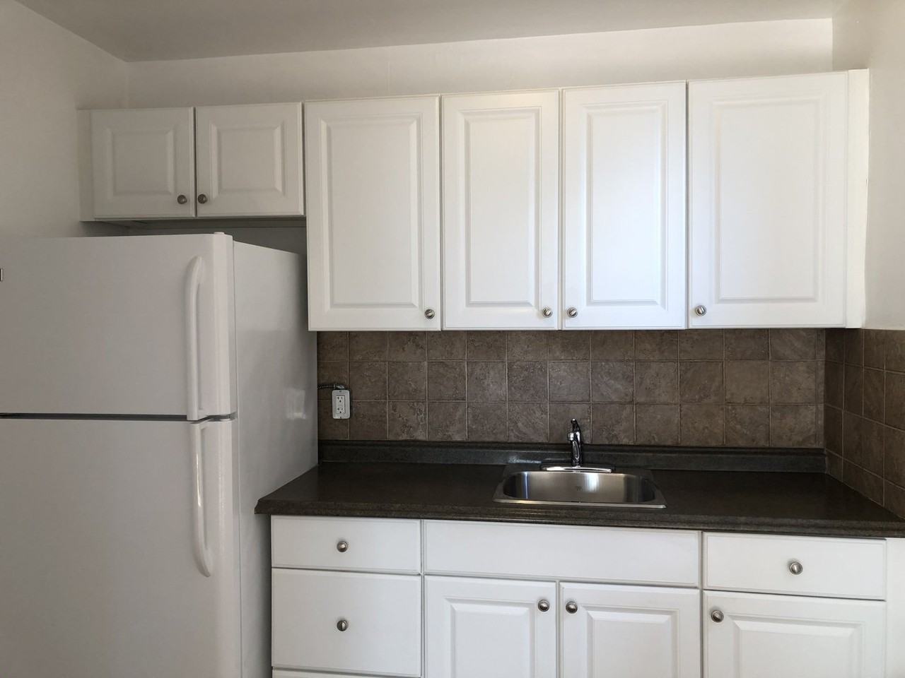 470 Summerhill Ave - Photo 2 of 5