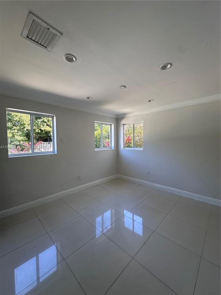 3121 Northwest 3rd Avenue - Photo 3 of 8