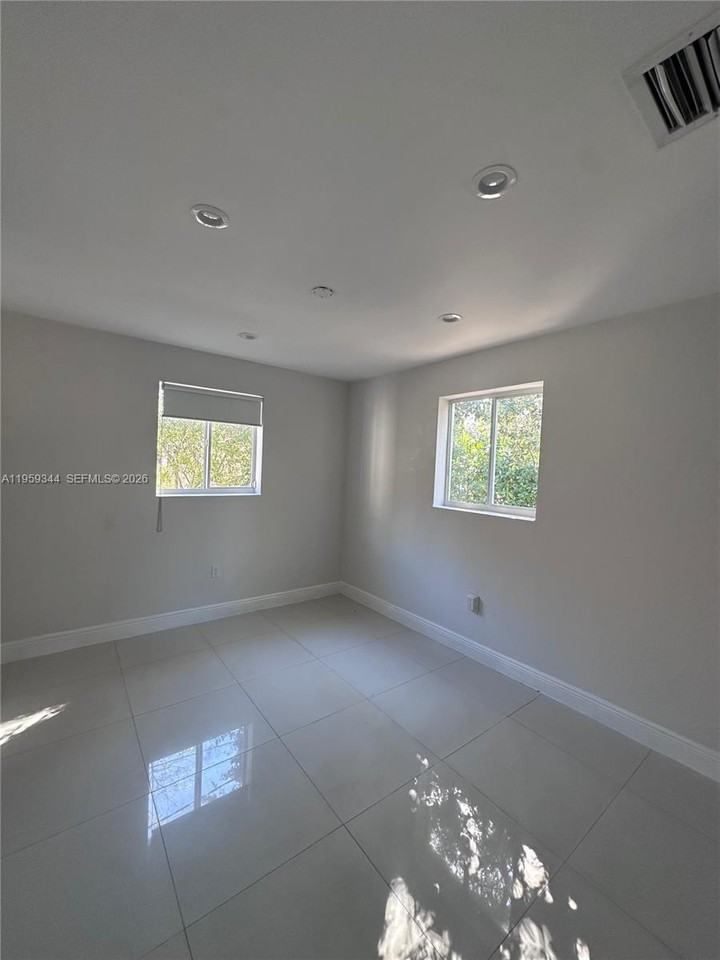 3121 Northwest 3rd Avenue - Photo 6 of 8