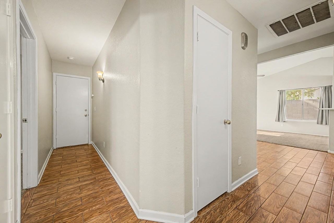 621 N Fresno St - Photo 4 of 27