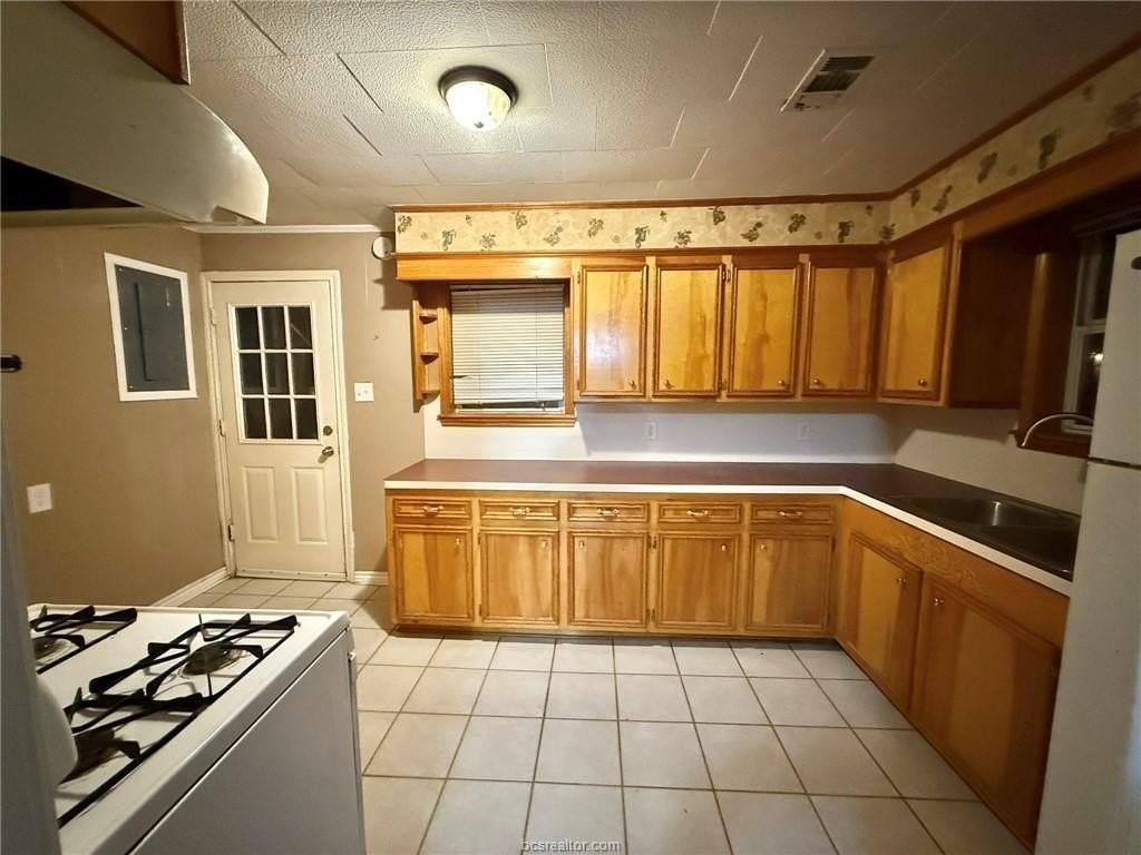 405 Emmett St - Photo 6 of 10