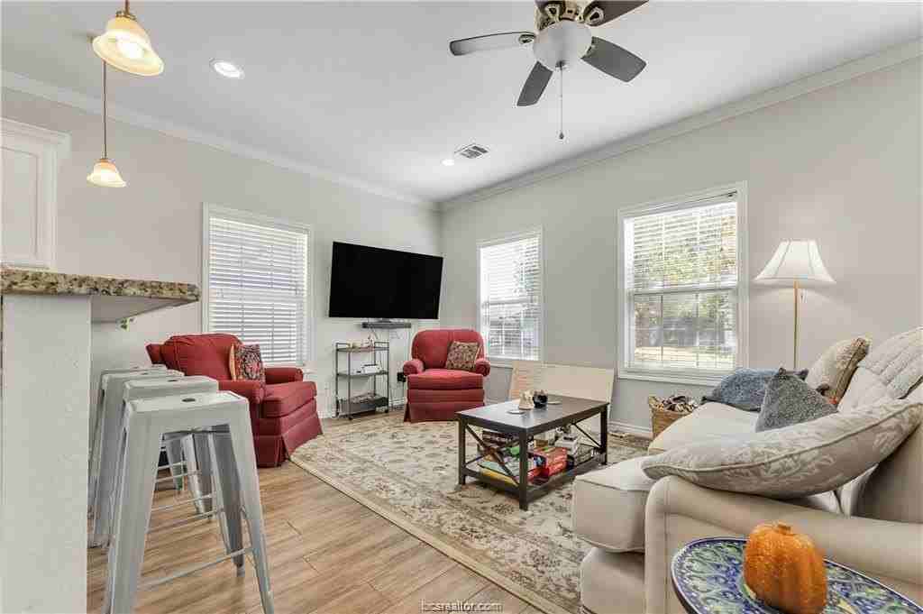117 Sterling St - Photo 4 of 26
