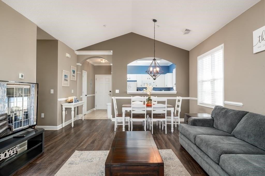 6203 Catalina Dr - Photo 6 of 32