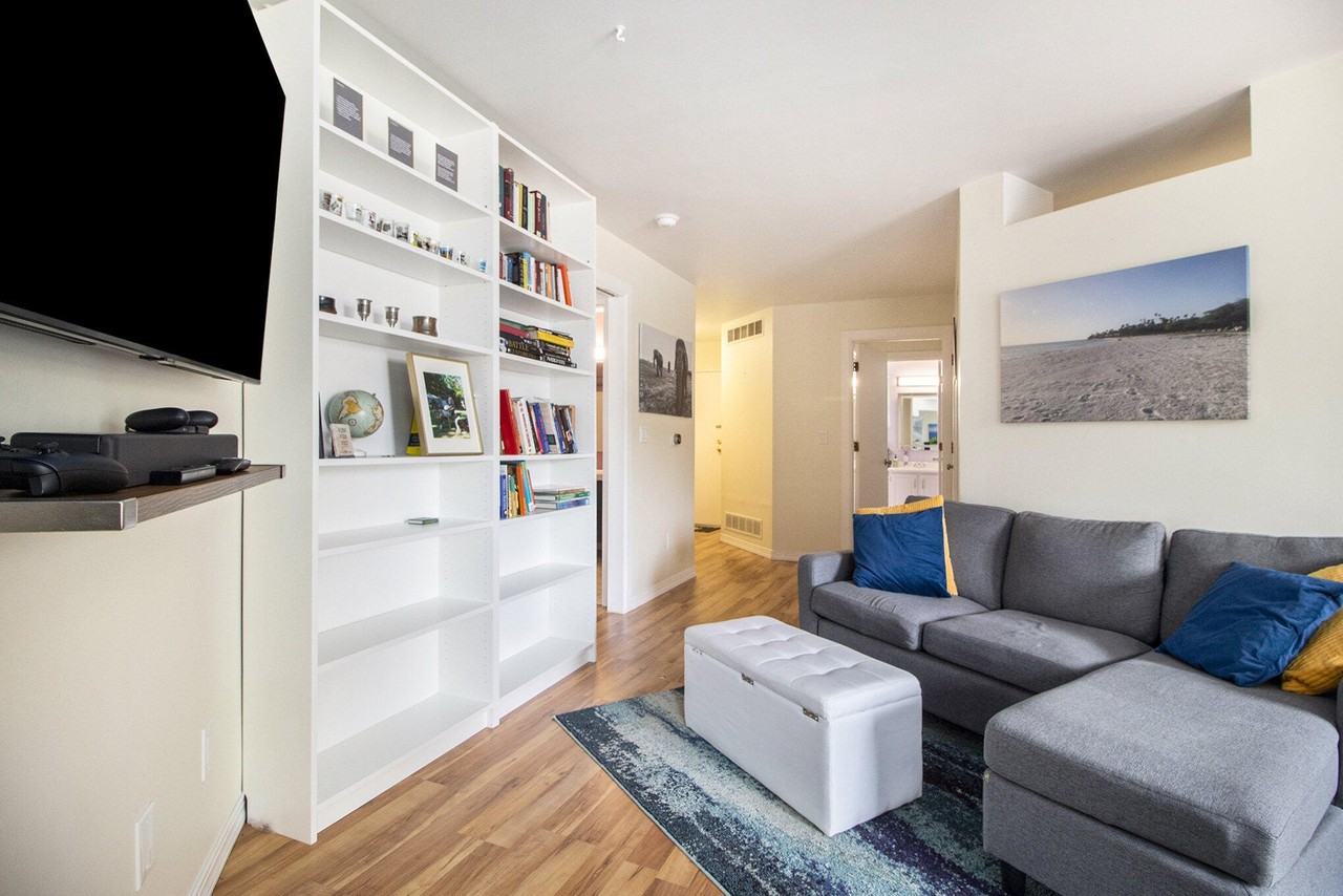 2221 S Huron Pkwy #2 - Photo 4 of 25