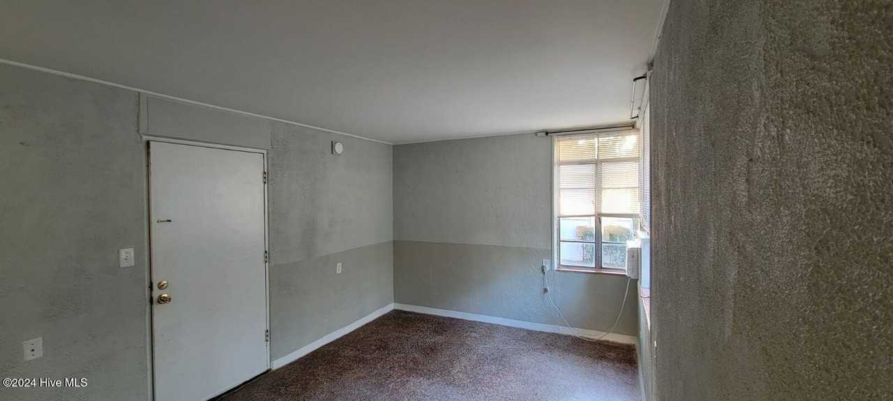 165 N May St #1 - Photo 3 of 4