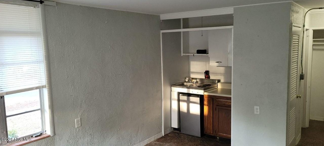 165 N May St #1 - Photo 4 of 4