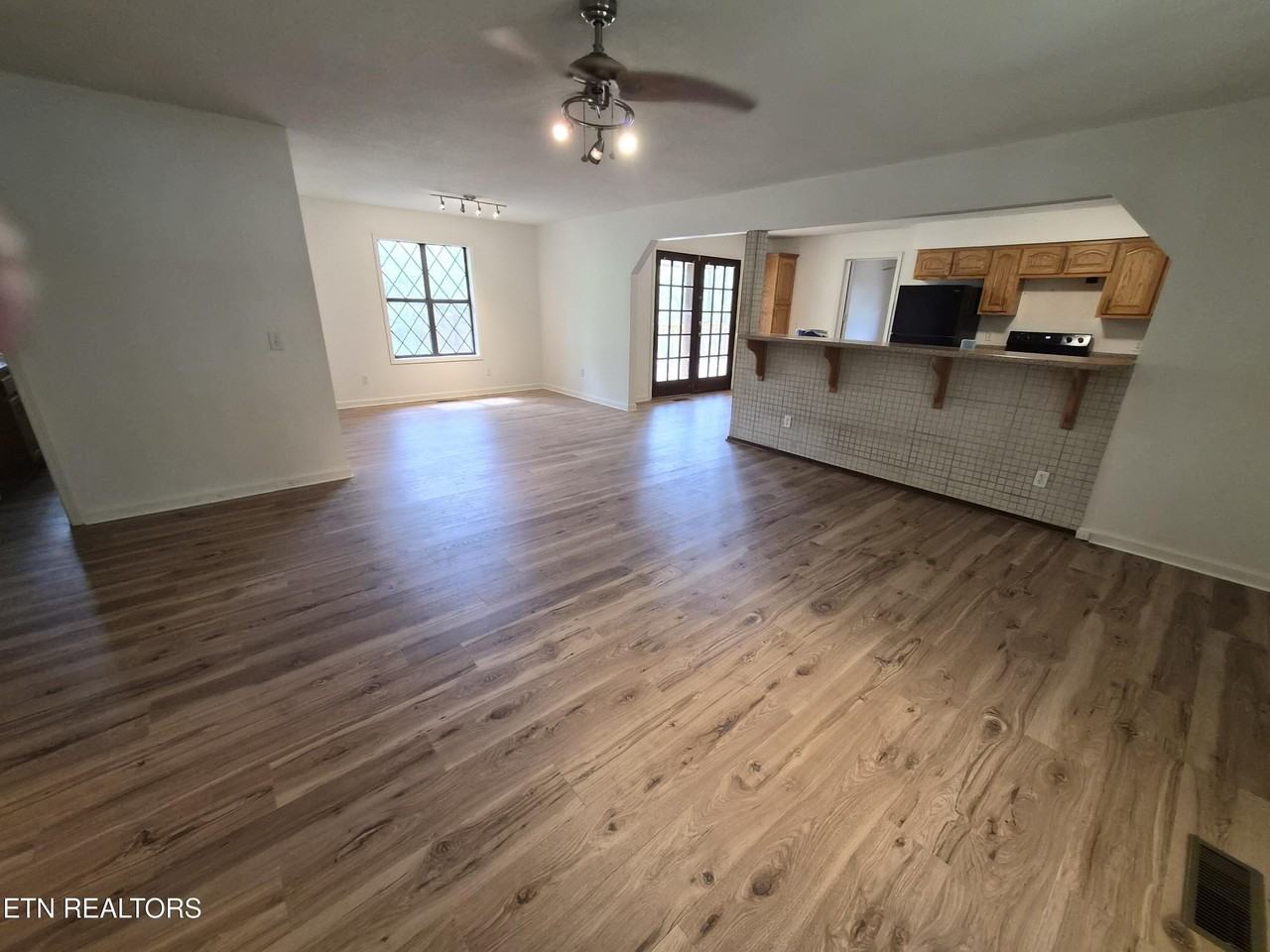 1016 Hickory Hill Dr - Photo 2 of 11