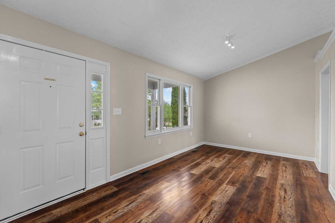 307 Foxglove Ln - Photo 4 of 28