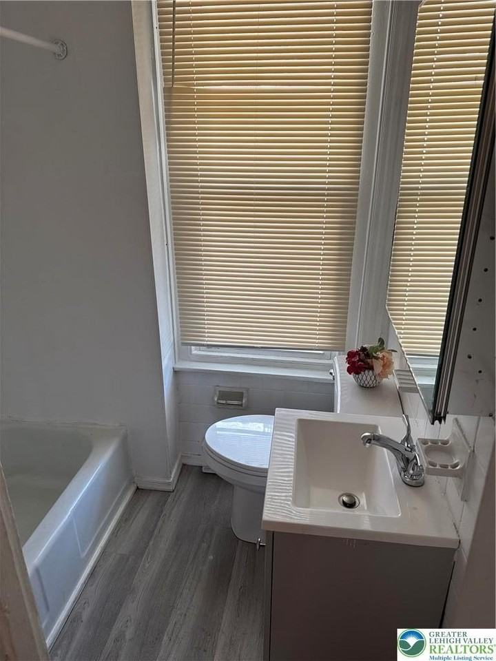 922 W Court St #2 - Photo 5 of 6