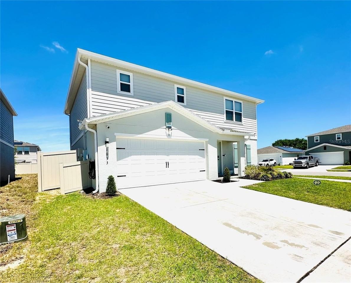 1053 Ambleside Dr - Photo 3 of 32