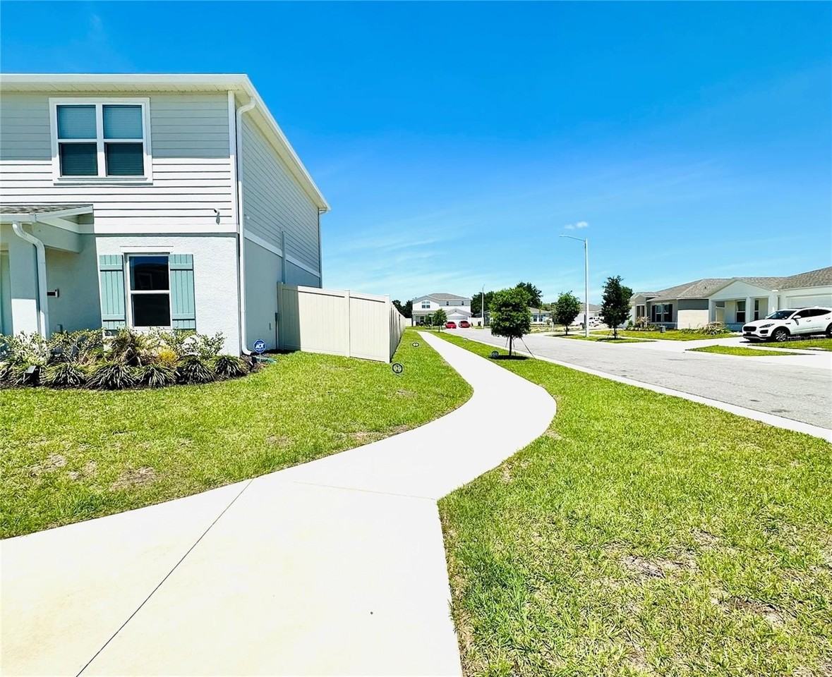 1053 Ambleside Dr - Photo 6 of 32