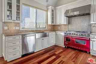 318 26th St - Photo 2 of 8