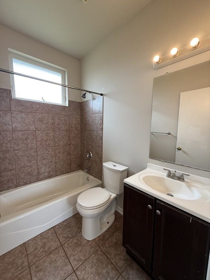 7952 S Carpenter St #3 - Photo 7 of 11