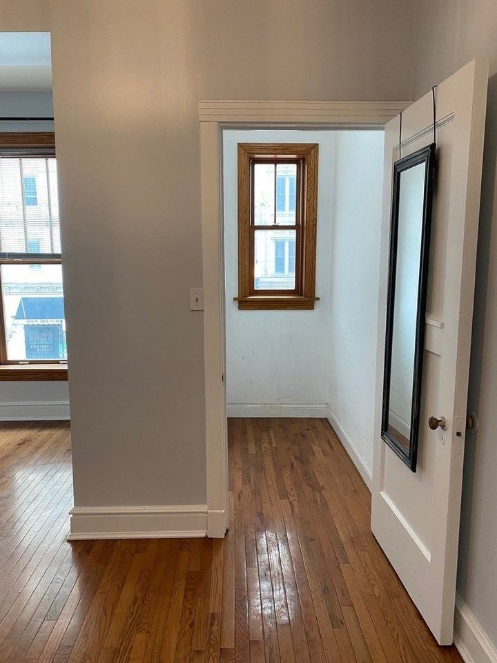 1048 W Bryn Mawr Ave #2 - Photo 6 of 14