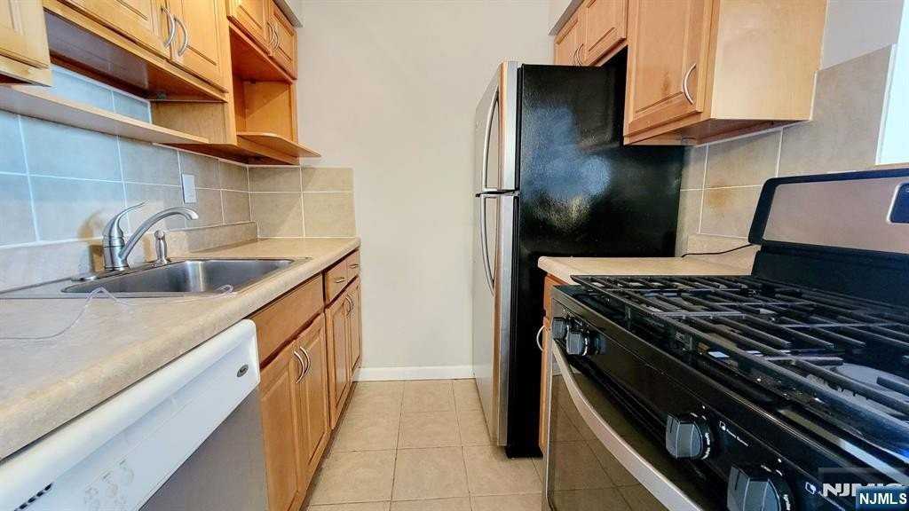 515 Anderson Ave Apt 6a - Photo 5 of 10