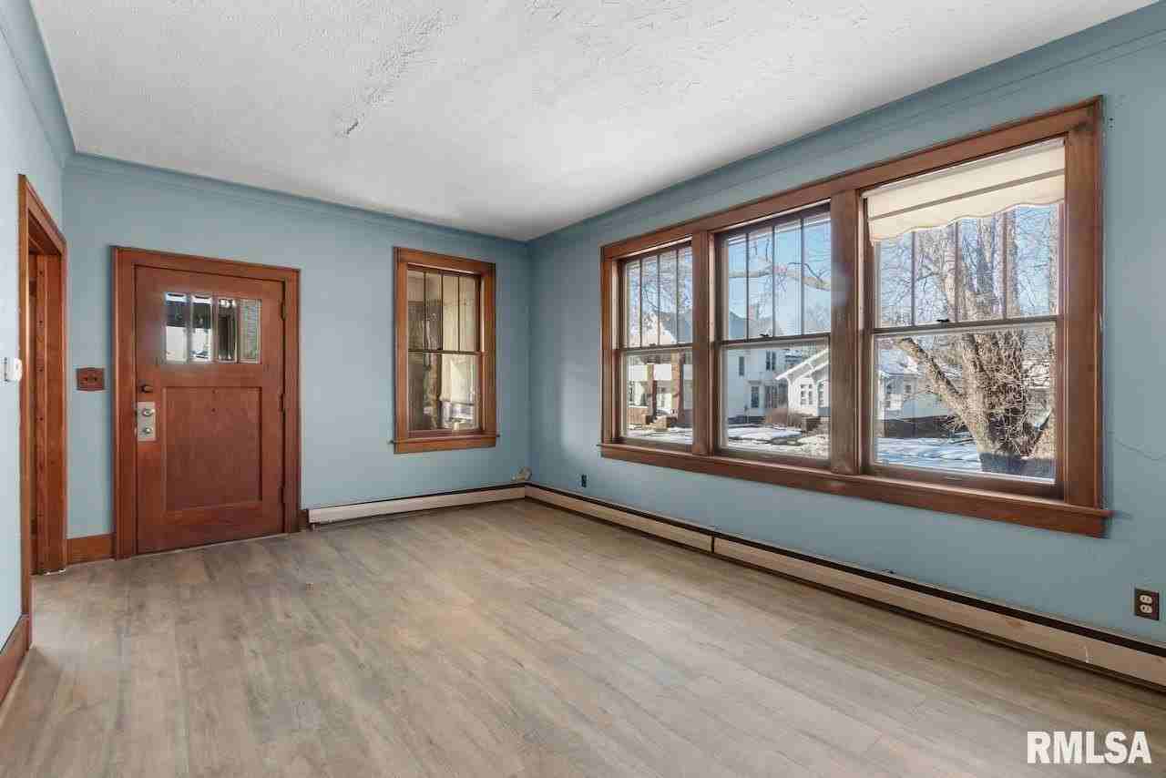 1816 W Callender Ave - Photo 5 of 31