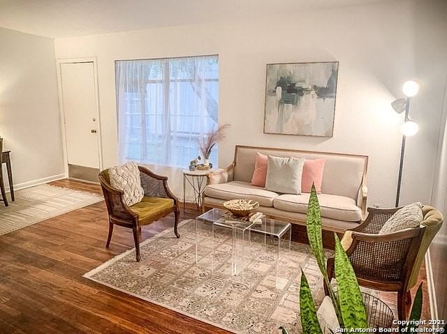 902 Chevy Chase Dr #904 - Photo 3 of 10