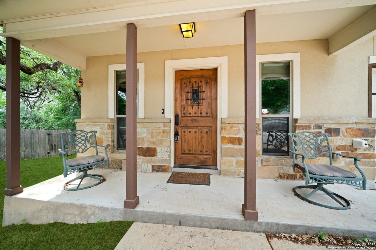 635 Bluffside Dr - Photo 4 of 27