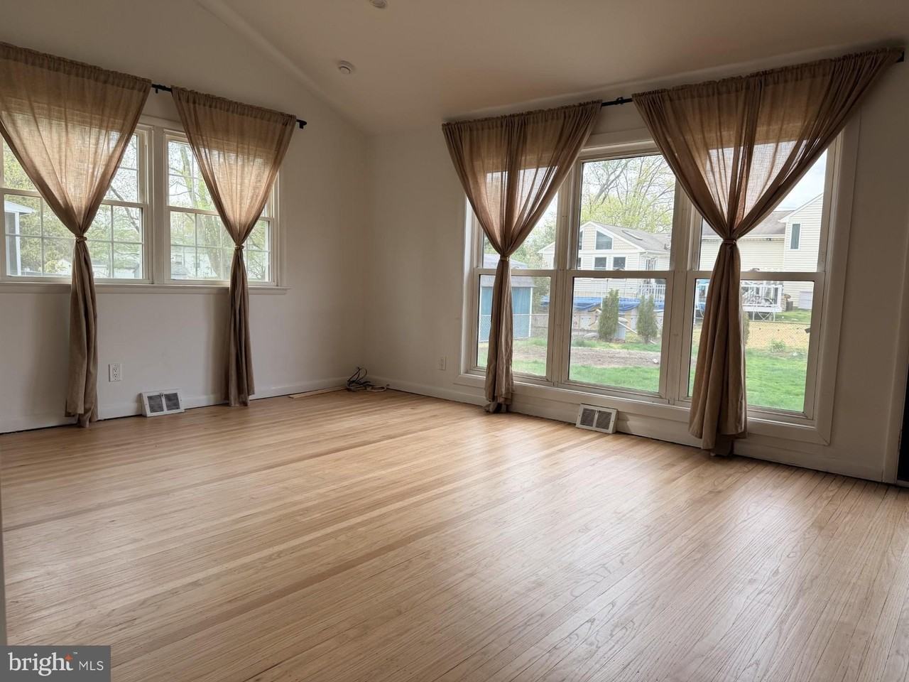 411 Chapel Ave E - Photo 3 of 25