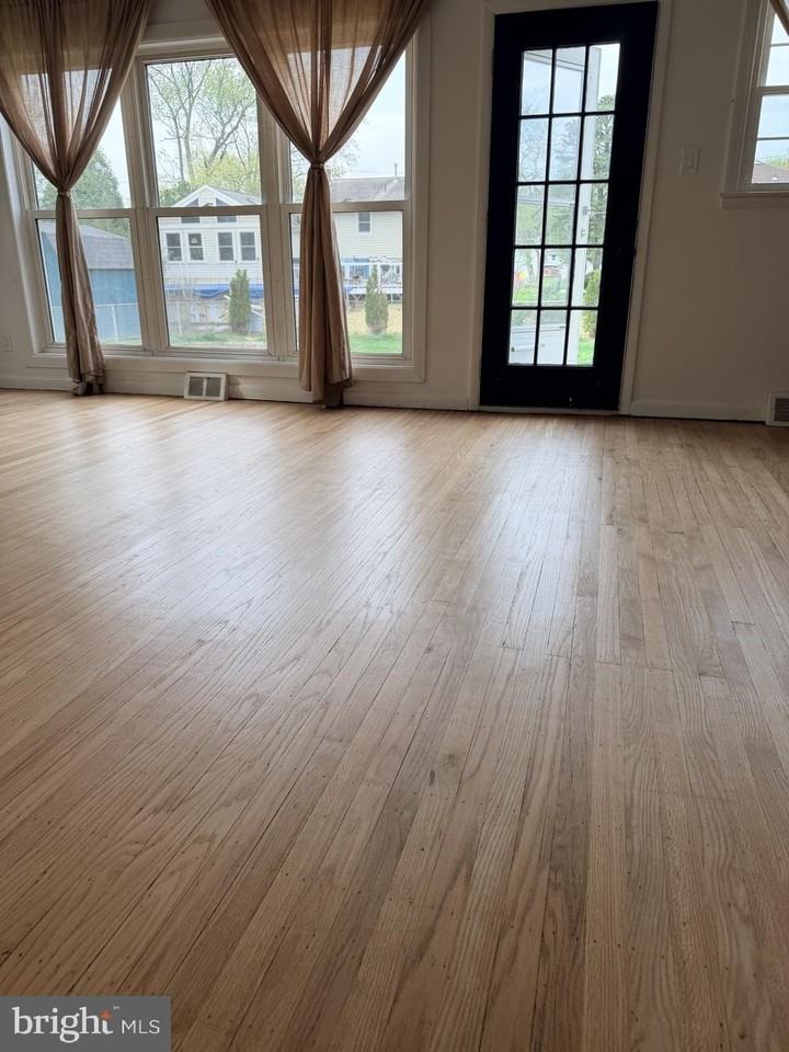 411 Chapel Ave E - Photo 4 of 25